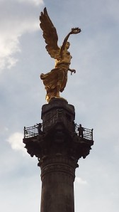 Monumento a la Independencia (detail). Can you see the people below the statue of Winged Victory?